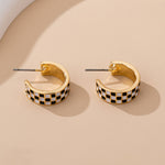 CHECKER EPOXY HUGGIE HOOP EARRINGS | 80E61747
