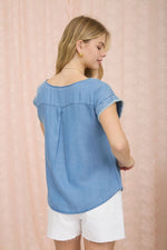 EDGE STITCH DETAIL SHORT SLEEVE CHAMBRAY TOP